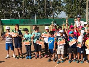Peste 40 de copii cu vârste cuprinse între 4 şi 9 ani au participat la Cupa de tenis Monitorul