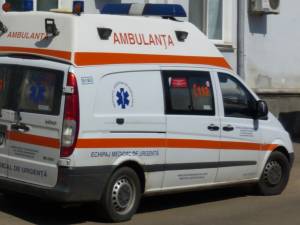 Tânărul care conducea motocicleta a fost transportat la spital cu ambulanţa