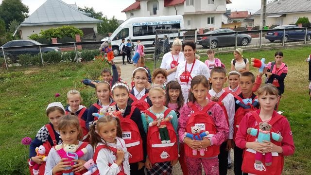 Fundaţia Te Aud România a distribuit 1.547 de ghiozdane în 11 unităţi şcolare ale judeţului Suceava