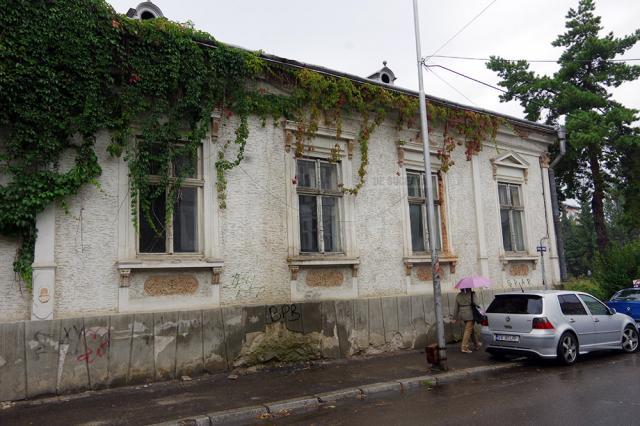 Fosta clădire a Arhiepiscopiei a fost achiziţionată de compania Niva Development, în care sunt asociaţi Nicolae Troașe şi Vasile Armenean