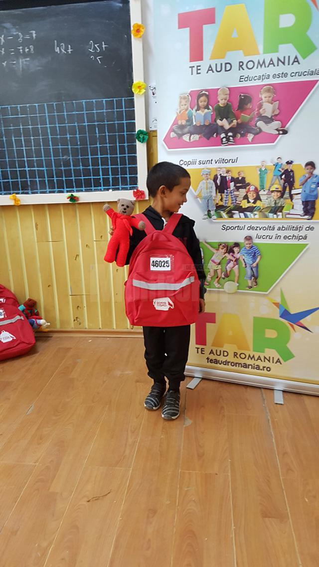 Peste 500 de copii nevoiaşi se bucură de ghiozdane complet echipate pentru şcoală în cadrul Campaniei „School in a Bag", ediţia a IV-a