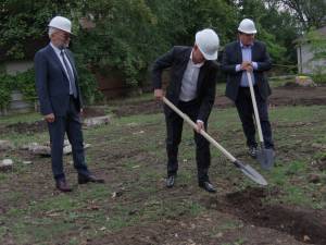 Vasile Rîmbu, Sorin Blaga şi Gheorghe Flutur încep simbolic să sape fundaţia Centrului de Radioterapie