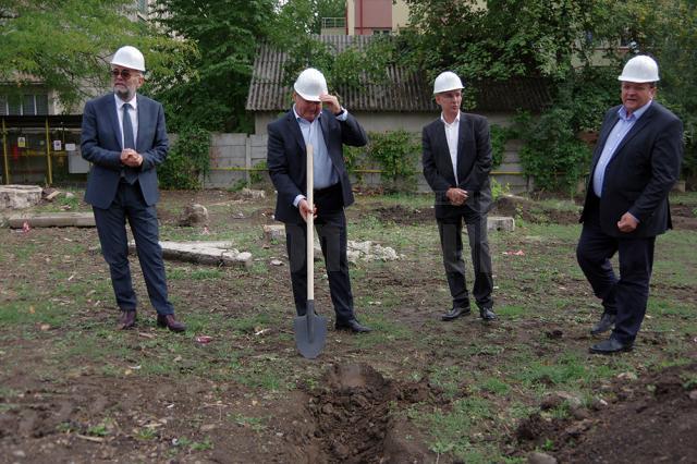 Vasile Rîmbu, Viorel Nuțu, Sorin Blaga și Gheorghe Flutur au dat startul începerii lucrărilor la Centrul de Radioterapie Suceava