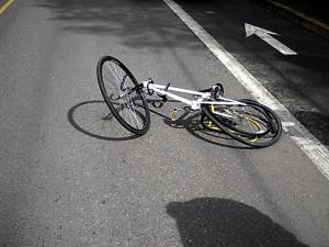 Anchetă în cazul morţii unui biciclist care s-a prăbuşit în drum