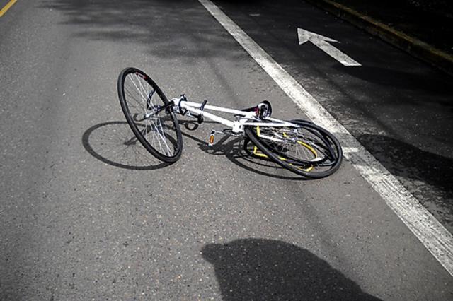 Anchetă în cazul morţii unui biciclist care s-a prăbuşit în drum