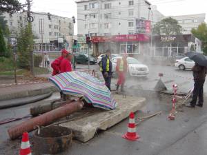 Apa caldă revine mai repede în cartierele afectate de avaria din George Enescu