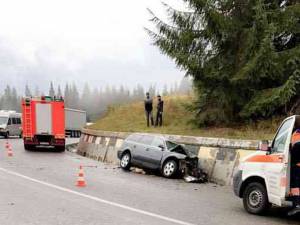 Accidentul de pe DN 17, la limita cu judeţul Bistriţa-Năsăud, unde un autoturism care a derapat a lovit un vehicul greu şi s-a oprit în parapetul de la marginea şoselei