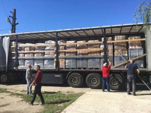 Camionul plin cu donaţii din Germania, adus la adăpostul de câini din lunca Sucevei