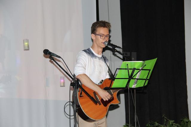 Tânărul Sebastian Ionel a deschis prima seară de folk