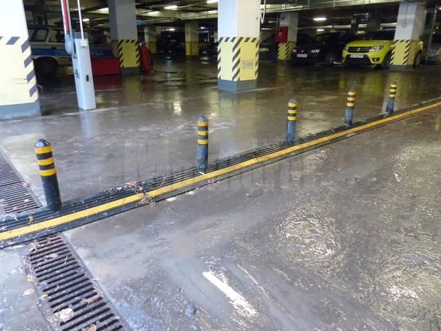 Parcarea subterană mare din zona centrală a oraşului a fost inundată pe o suprafaţă de circa 100 mp