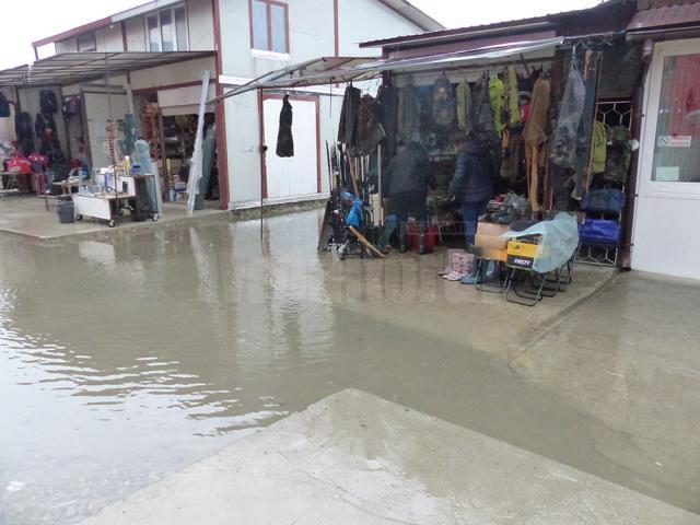 Mai multe chioşcuri din bazar au fost inundate