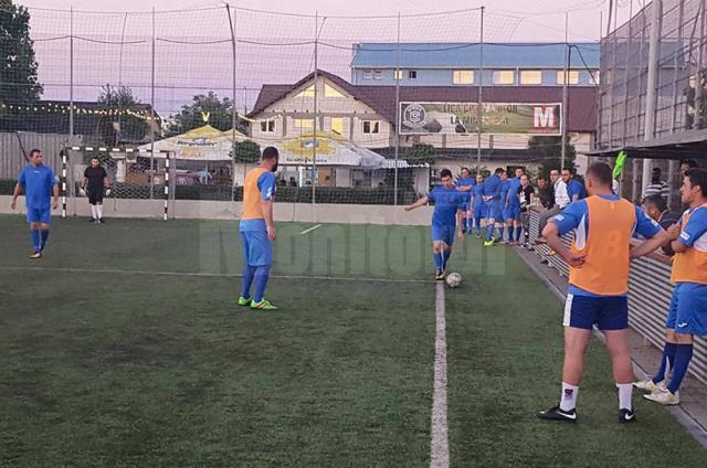 Angajații suceveni practică fotbal de relaxare în cadrul Ligii Companiilor