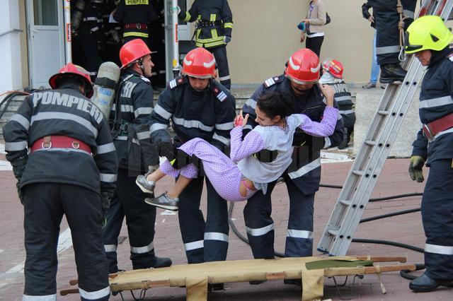 Mare desfăşurare de forţe pentru simularea unui cutremur urmat de incendiu, la Spitalul Judeţean