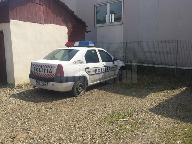 Toate cele 4 cauciucuri ale masinii de politie au fost taiate chiar in curtea postului de politie