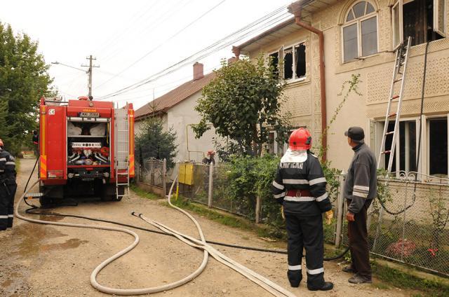 În urma intervenţiei pompierii au reuşit să salveze restul casei de locuit