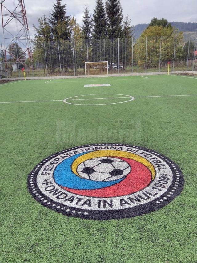 Terenul sintetic de fotbal, primit cadou de la FRF de fotbalistele din Straja, după câștigarea Olimpiadei Gimnaziilor la nivel național