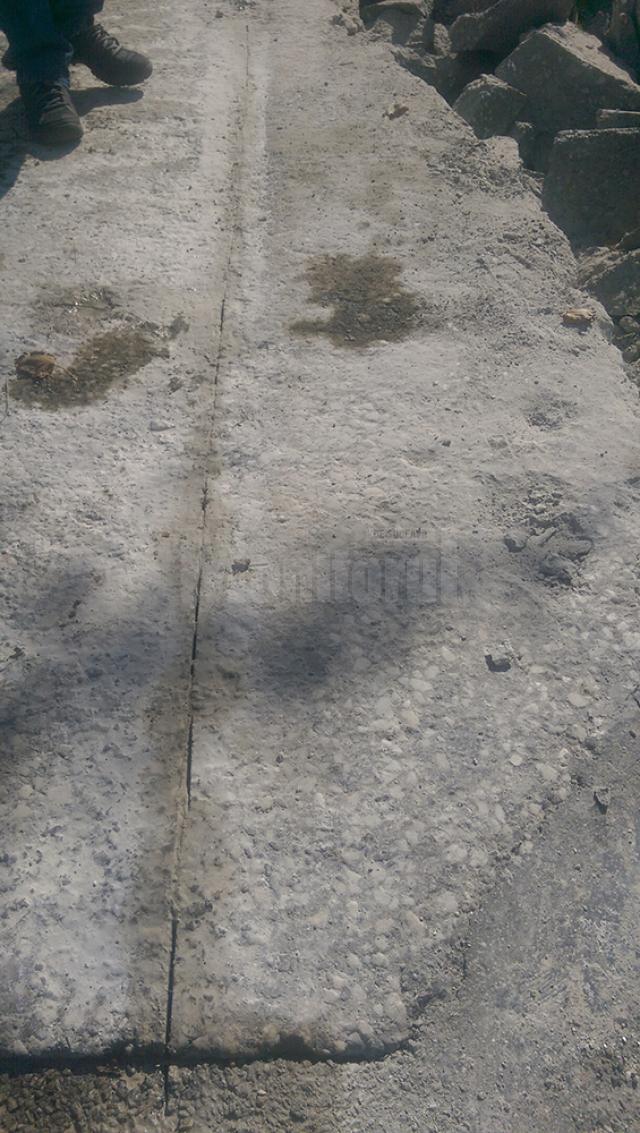 Plăcile din beton din anii 50 ai secolului trecut de la Siret, înlocuite cu un strat nou de beton