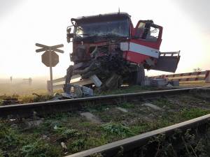 Camion lovit violent de un tren marfar