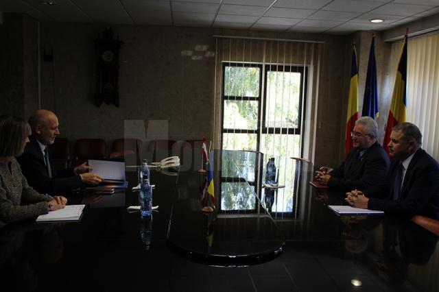 Ambasadorul Austriei în România, Gerhard Reiweger, în discuții cu primarul Sucevei, Ion Lungu, și vicepreședintele CJ Viorel Seredenciuc