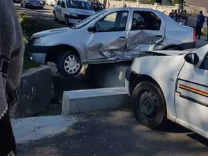 Maşina poliţiei a lovit în lateral o Dacia Logan a cărei şoferiţă nu a acordat prioritate