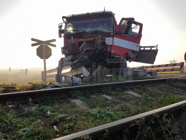 Un tren marfar a lovit violent un camion încărcat cu bolţari