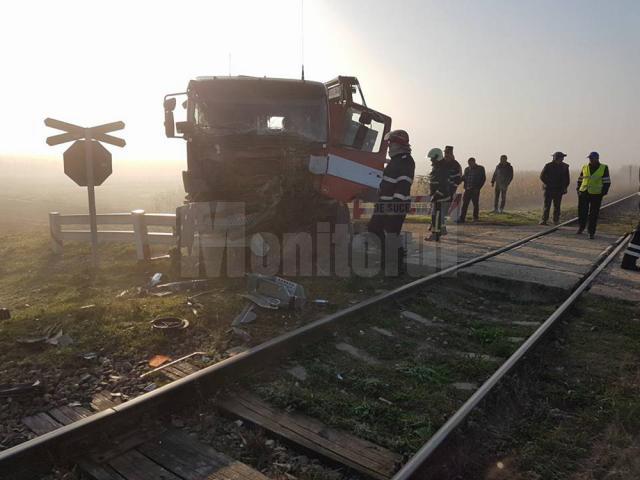 Un tren marfar a lovit violent un camion încărcat cu bolţari