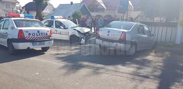 Doi agenţi şi o fetiţă au fost răniţi după ce o maşină de poliţie a lovit un Logan