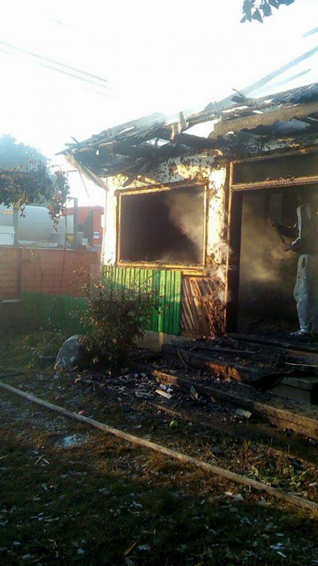 O casă din Baia, distrusă după un puternic incendiu