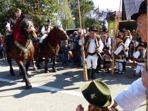 Deschiderea festivalului, cu cai şi călăreţi anunţaţi de buciumaşi