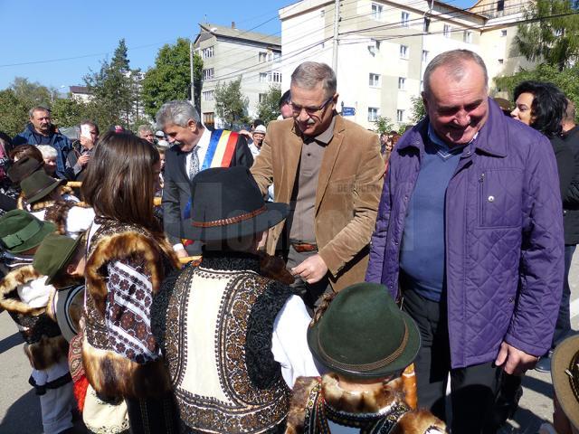 Primarul Mihăiţă Negură i-a primit pe vizitatorii de vază cu pâine şi sare