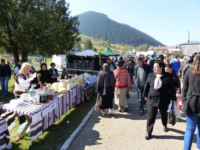 „Târgul Lăptarilor” şi „Drumul Lemnului” au atras mii de vizitatori, ieri, la Câmpulung Moldovenesc