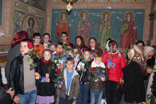 Copiii şi voluntarii au împărţit felicitări şi flori