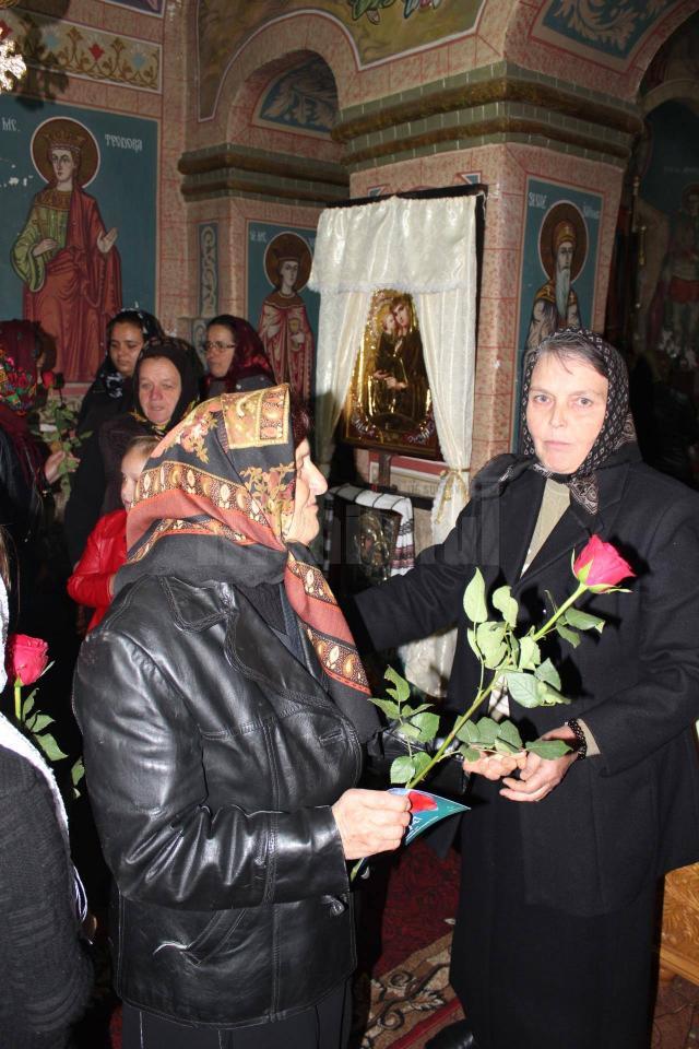Bătrânii din Şerbăuţi au primit flori şi felicitări, de Ziua Vârstnicilor
