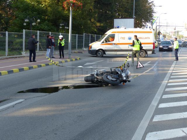 În urma impactului dintre cele două vehicule, motocicleta s-a răsturnat pe asfalt