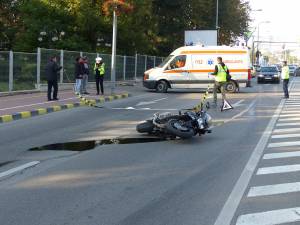 În urma impactului dintre vehicule, motocicleta s-a răsturnat pe asfalt, iar motociclistul a fost rănit