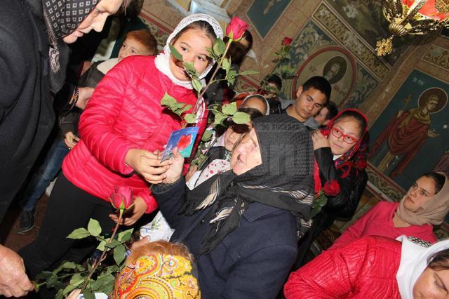 Bătrânii din Șerbăuți au primit flori și felicitări, de Ziua Vârstnicilor