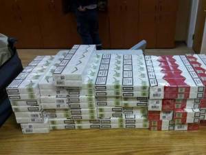 În două compartimente special amenajate au fost descoperite 3.220 de pachete de țigări fără timbru, considerate de contrabandă