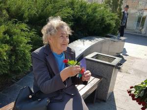 Voluntari de la Colegiul ”Mihai Eminescu” au împărţit flori persoanelor vârstnice din centrul Sucevei