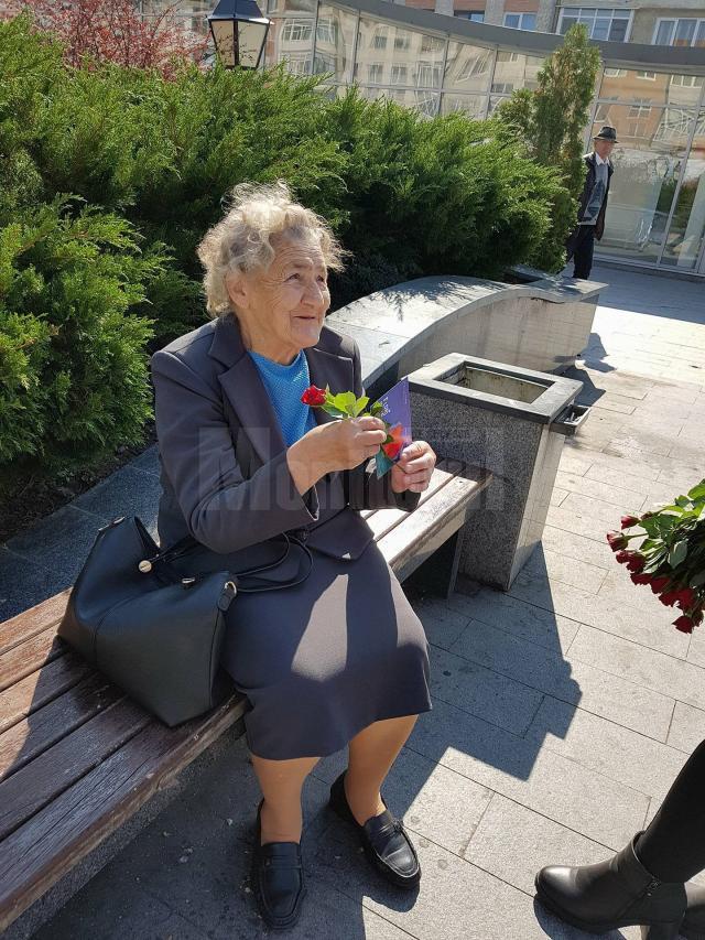 Voluntari de la Colegiul ”Mihai Eminescu” au împărţit flori persoanelor vârstnice din centrul Sucevei