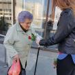 Voluntari de la Colegiul ”Mihai Eminescu” au împărțit flori persoanelor vârstnice din centrul Sucevei