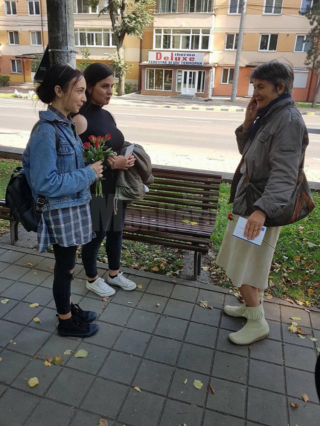 Voluntari de la Colegiul ”Mihai Eminescu” au împărţit flori persoanelor vârstnice din centrul Sucevei