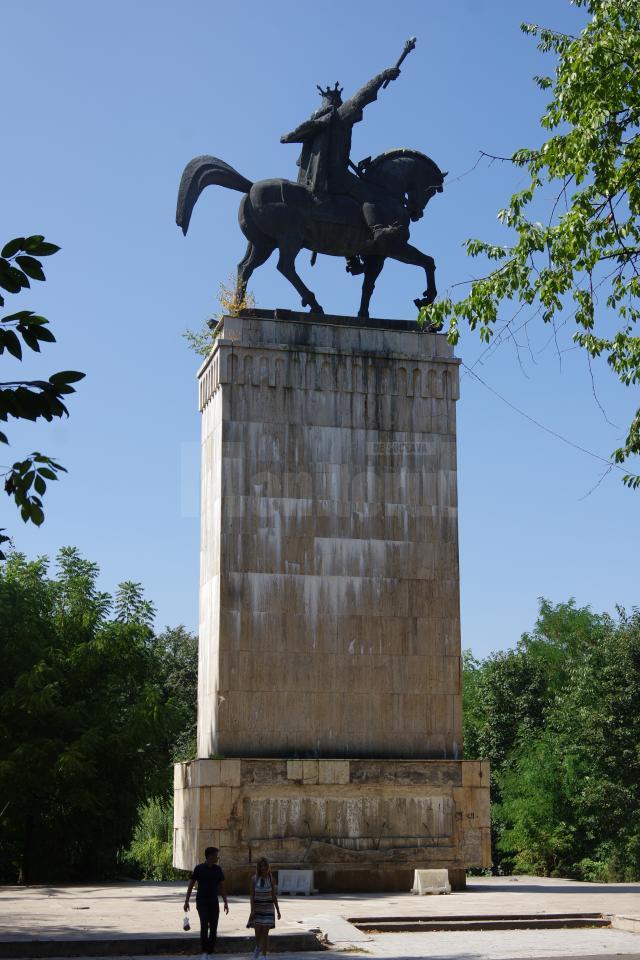 Monumentul ecvestru al domnitorului Ştefan cel Mare, de pe platoul Cetăţii de Scaun