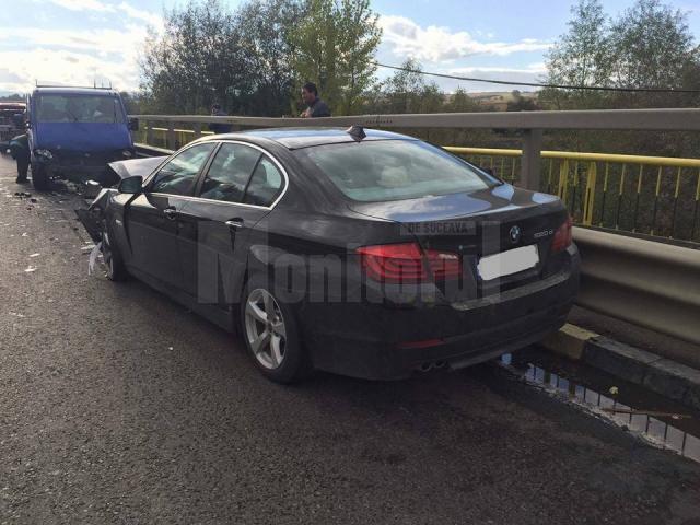 Accident cu trei răniţi, după ce o autoutilitară a intrat într-un BMW, într-o depăşire