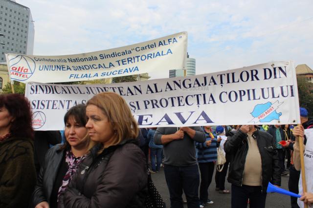 Sindicalişti suceveni au protestat miercuri în Piaţa Victoriei