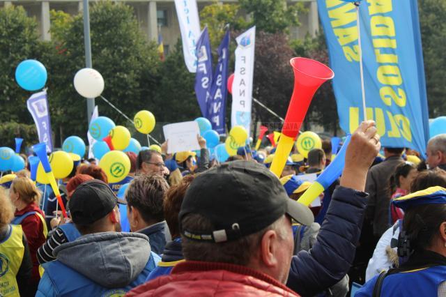 Sindicalişti suceveni au protestat miercuri în Piaţa Victoriei