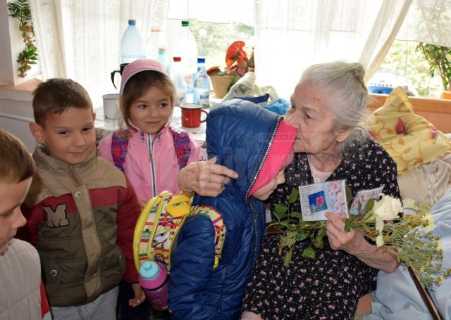 Flori, felicitări şi alimente pentru bătrânii de la Centrul Social al Parohiei Ortodoxe II Dumbrăveni