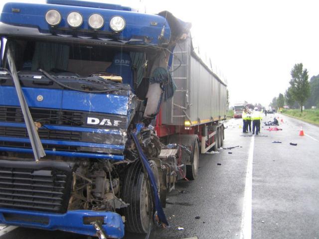 Tirul în care a intrat Ioan Corneliu Coroliuc după ce a adormit la volanul autoutilitarei. Foto: Ziarul de Bacău