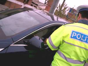 Pistoale cu bile şi o sabie, găsite într-o maşină oprită în trafic de poliţişti