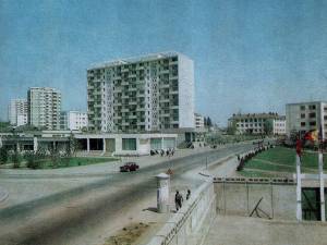 Blocul Lamă din cartierul Areni, construit pe piloţi din beton, în apropierea albiei pârâului care curgea cândva prin zonă