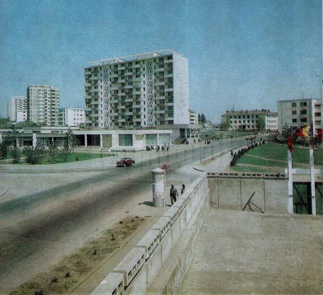 Blocul Lamă din cartierul Areni, construit pe piloţi din beton, în apropierea albiei pârâului care curgea cândva prin zonă